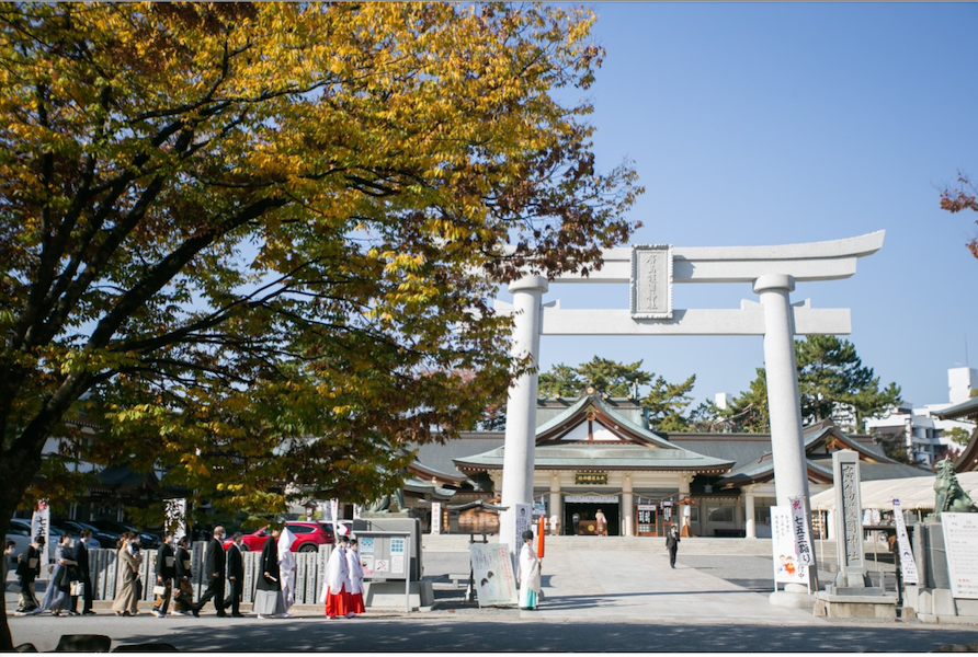 明治元年創建の由緒ある神社で、清らかな本殿や美しく整備された境内で執り行われる神前結婚式は、広島城を背景に特別感ある厳粛な雰囲気を味わえると評判。参進の儀や巫女舞など、本格的な神前式が叶います。